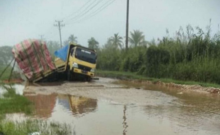 Rusak Parah, Dinas PUPR Riau Segera Perbaiki Ruas Jalan di Tembilahan