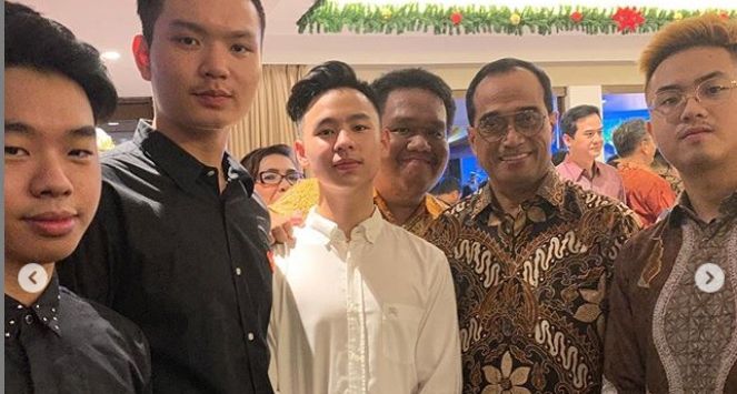 Pernah Hina dan Sebut Jokowi Gila, Royson Jordany Tercyduk Lagi Selfie Bareng Menteri Budi Karya