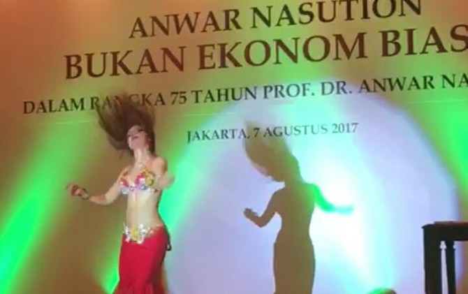 GEGER...Dihadiri Wapres JK, Ada Penari Perut Seksi di Peluncuran Buku Mantan Deputi Gubernur BI