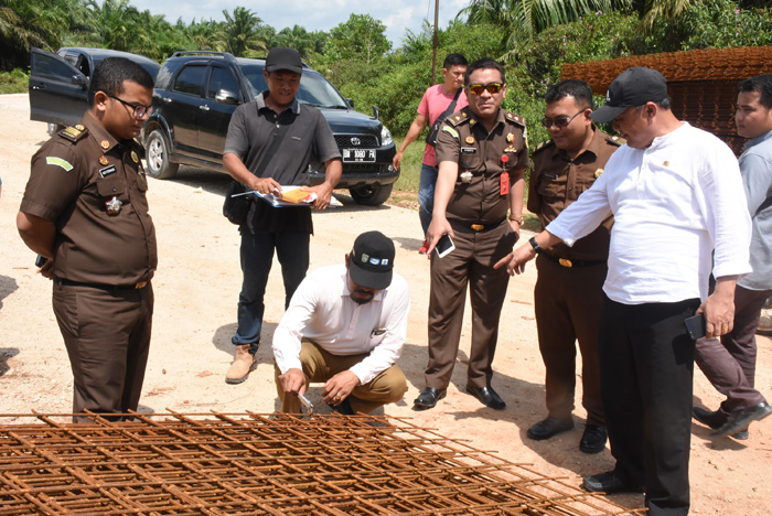 Pastikan Progres Pekerjaan, TP4D Kejari Tinjau 3 Proyek Peningkatan Jalan di Kecamatan Siak Kecil