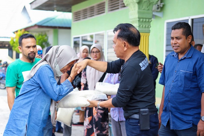 Asmar Bagi-bagi Beras Kepada Petugas Kebersihan: Ini Bantuan Pemda, Bukan Pribadi Saya...