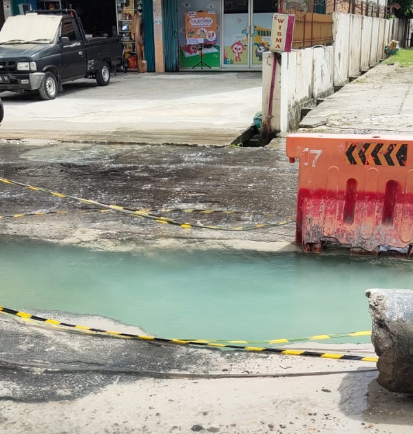 Akibat Pipa PDAM Bocor di Jalan Cempaka, Warga Sudah Lebih Seminggu Kesulitan Dapatkan Air Bersih