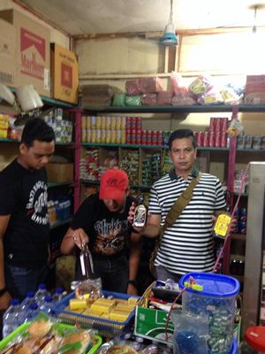 Razia, Polsek Bukitraya Amankan Puluhan Botol Miras di Simpang Tiga