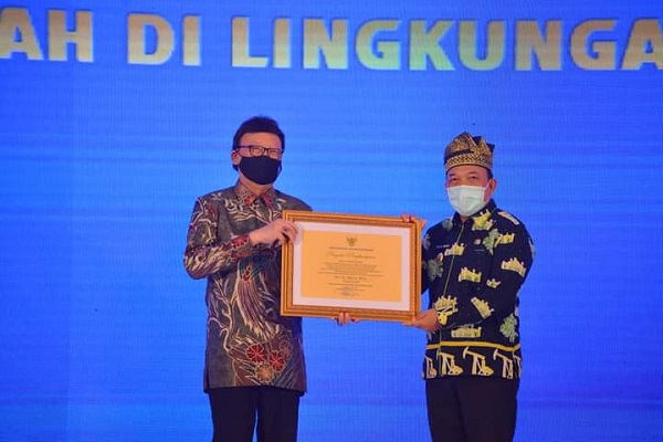Wakil Bupati Siak Husni Merza Terima Penghargaan Anugerah Kearsipan 2022