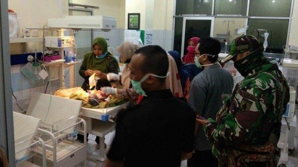 BRAKK! Bayi Baru Lahir  Dilempar di Atas Genteng, Nyangkut di Talang Air, Tangisannya Bikin Pasangan Suami Istri Ini Kaget