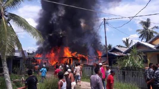 DITINGGAL NONTON PANJAT PINANG, 7 Rumah Warga di Pangeran Hidayat Ludes