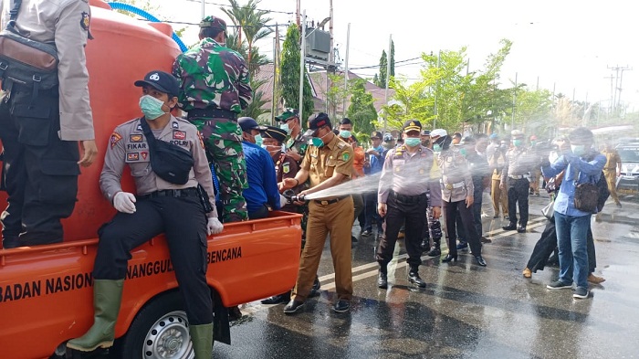 Cegah Covid 19, Bupati Suyatno Pimpin Penyemprotan Desinfektan di Kota Bagansiapiapi