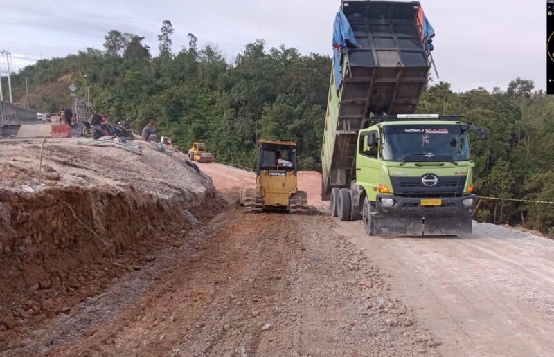 Masih Proses, Perbaikan Jalan Lintas Riau-Sumbar  di Tanjung Alai Baru Akan Selesai Minggu Depan