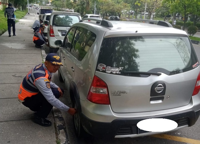 Parkir Sembarangan di Tepi Jalan Umum, Ratusan Kendaraan Digembosi Petugas