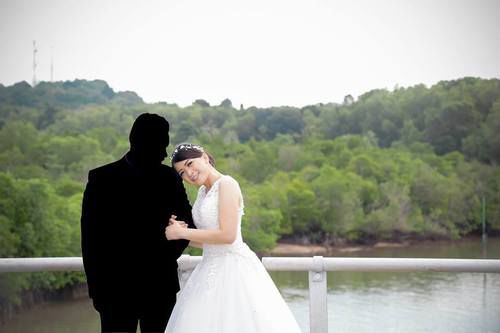 Trauma Gagal Menikah, Wanita Ini Foto Pre Wedding dengan Sosok Hitam