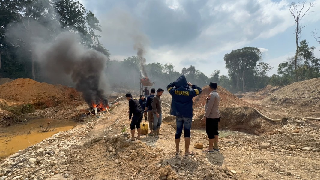 Tim Gabungan Direskrimsus Polda Riau dan Polsek Kuansing Bakar Dua Unit PETI  di Sungai Monang Muara Lembu
