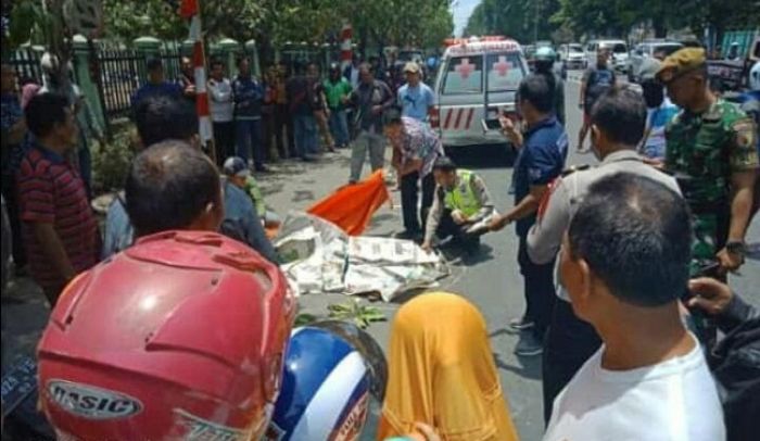 NGERI...Motor Tergelincir, Mahasiswi Cantik Tewas Ditabrak Truk 