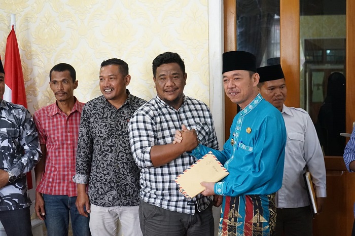 Dukung Sepakbola, Bupati Rohil Bagikan Hadiah Pembinaan Klub