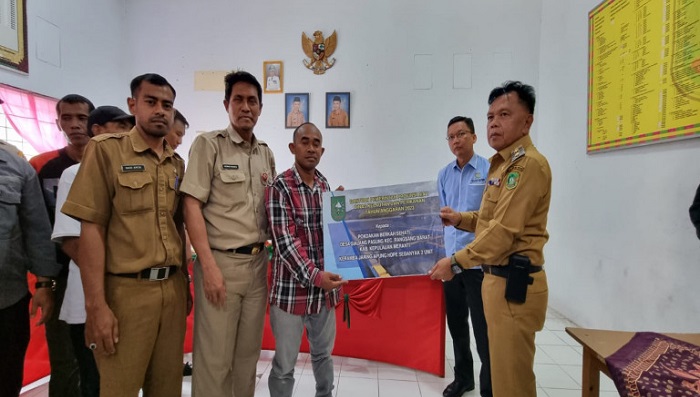 Kelompok Nelayan Budidaya Ikan di Meranti  Terima Bantuan 8 Jaring Apung