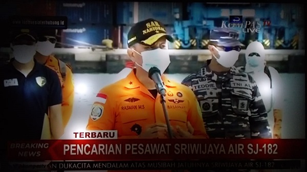 Basarnas Terima 3 Serpihan Pesawat dan 5 Kantong Bagian Tubuh Manusia