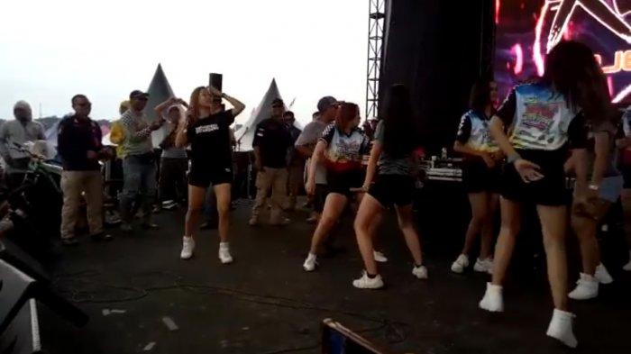 Heboh Tarian Erotis Sejumlah Cewek Sexi, Ditonton Ratusan Laki-laki, Wakil Bupati Jengkel, MUI Sebut Haram