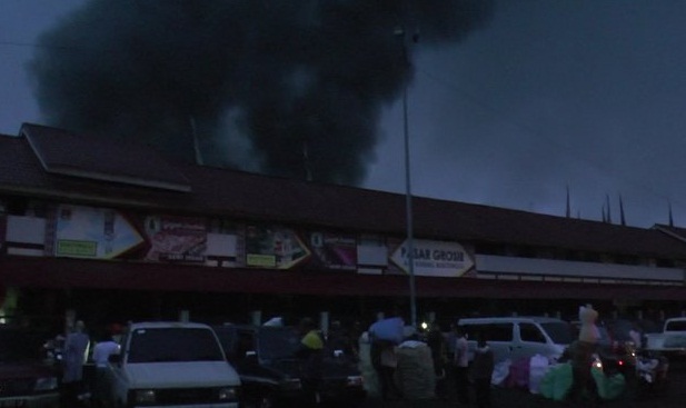 TOLONGGG... Ratusan Toko di Pasar Aur Kuning Bukittinggi Terbakar
