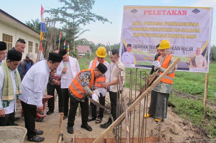 Bistamam Letak Batu Pertama  Pembangunan Ponpes As Salaam  Rantau Bais