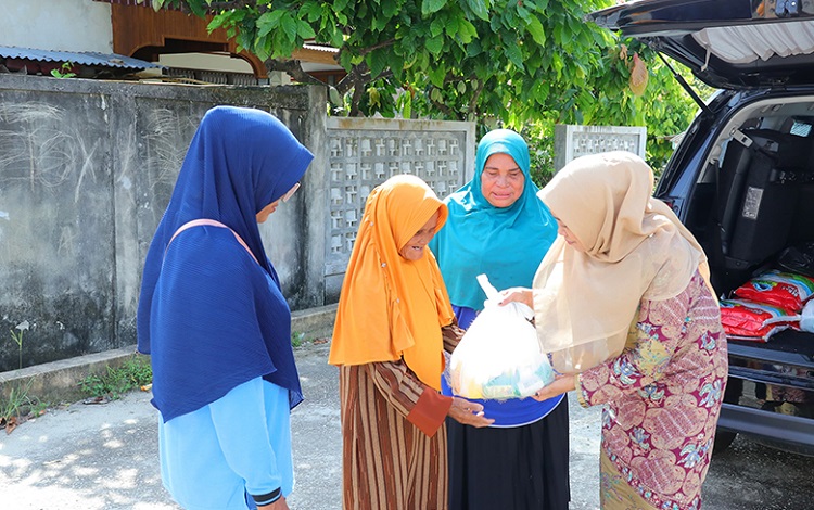 Hari Ibu ke-96, TP PKK Siak Bagi Bantuan Kepada Ibu Lansia dan Janda