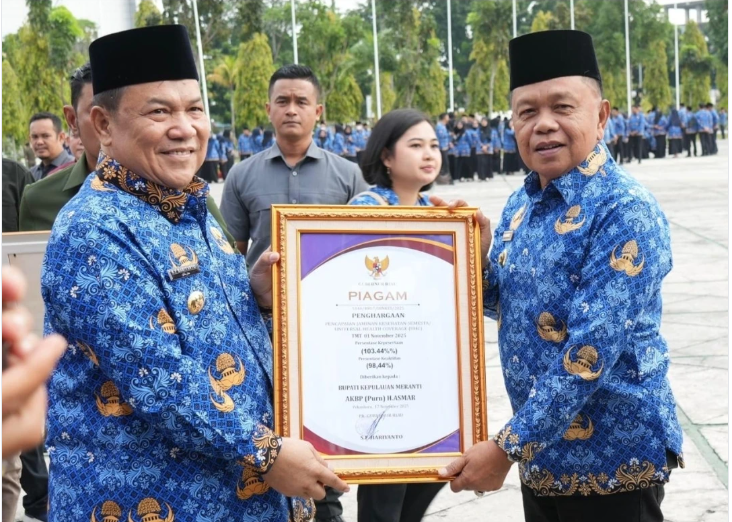 Meranti Cetak Capaian Tertinggi di Riau, Bupati Asmar Terima UHC Award 2025