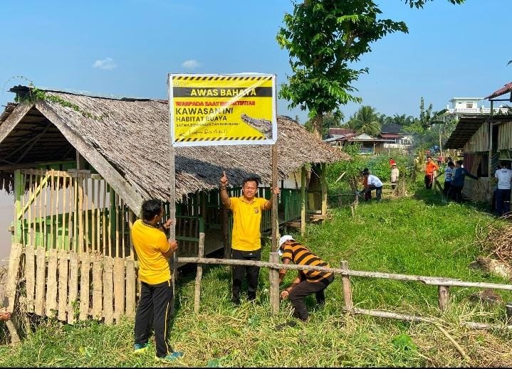 Polisi Pasang Spanduk Peringatan Awas Buaya di Arena Pacu Jalur Tepian Lubuak Sobea