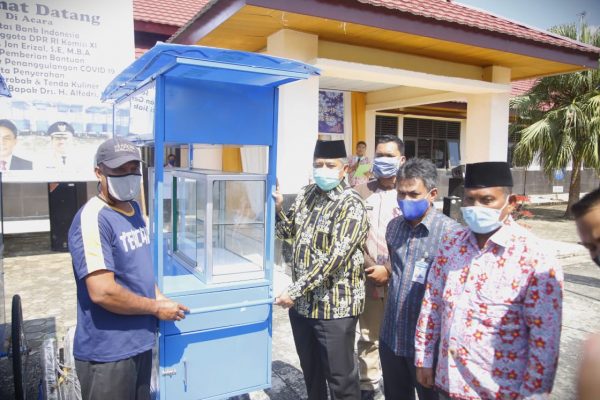Bantu Pelaku UMKM di Tengah Pandemi Covid-19, Pemkab Siak Serahkan Gerobak dan Tenda Kuliner
