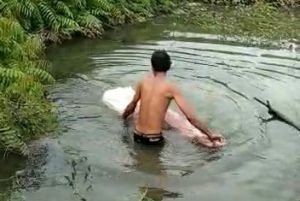 Mayat Diikat Kain Putih Dibungkus Plastik Ditemukan Mengapung di Parit Jalan Pemda