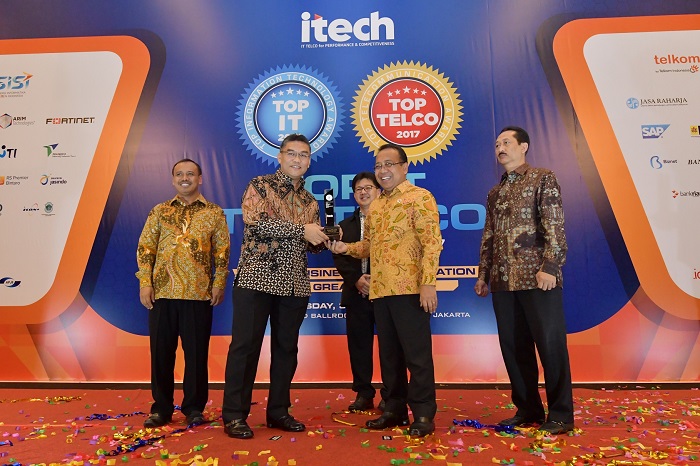 Bank Riau Kepri Raih 2 Penghargaan Tertinggi Pada Ajang TOP IT & TELCO 2017 