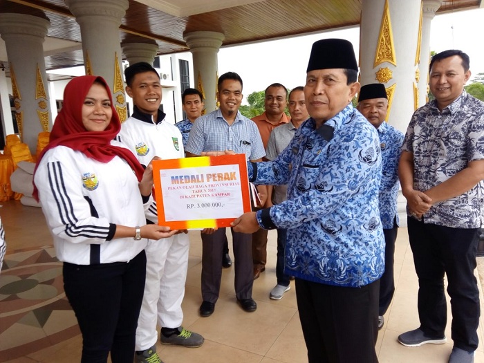 KONI Rohul Serahkan Bonus Kepada Atlet Berprestasi