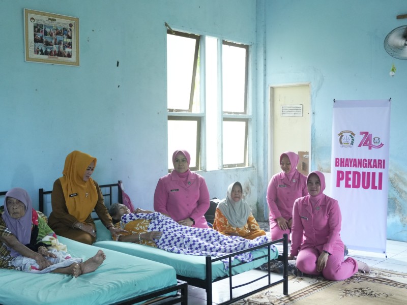 Tebar Kepedulian kepada Lansia, Bhayangkari Polres Inhil Salurkan Bantuan Sosial