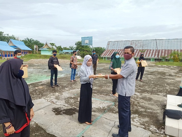 Tetap Patuhi Protokol Kesehatan, Siswa SMA Negeri 1 Rambah-Rokan Hulu Kembalikan Jawaban Ujian
