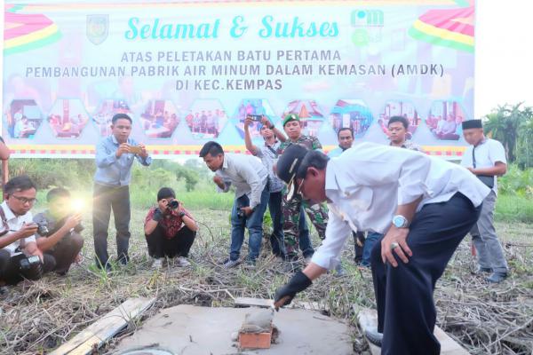 Bupati Letak Batu Pertama Pembangunan Pabrik Air Minum dalam Kemasan di Unit PDAM Kempas Jaya