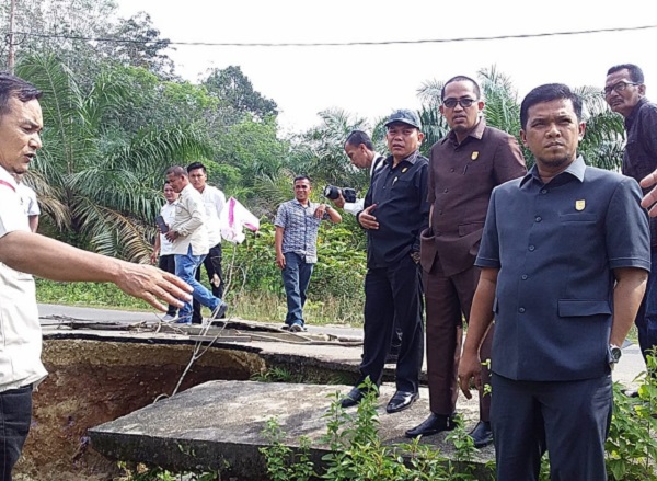 Komisi III DPRD Kuansing Turlap ke Lokasi Jalan Amblas Penghubung Pangean-Benai