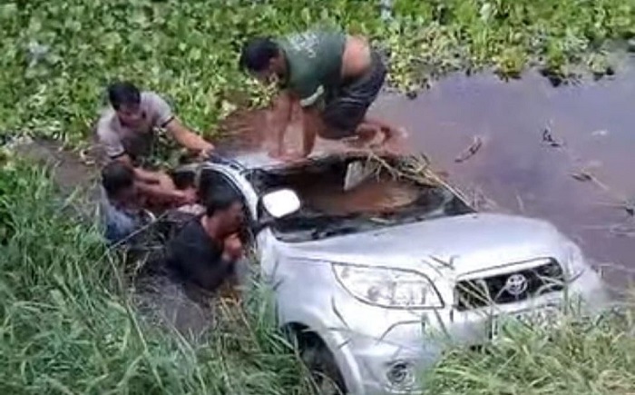 Toyota Rush Silver  Terjun ke Kanal, DuaPenumpangnya Meninggal Dunia