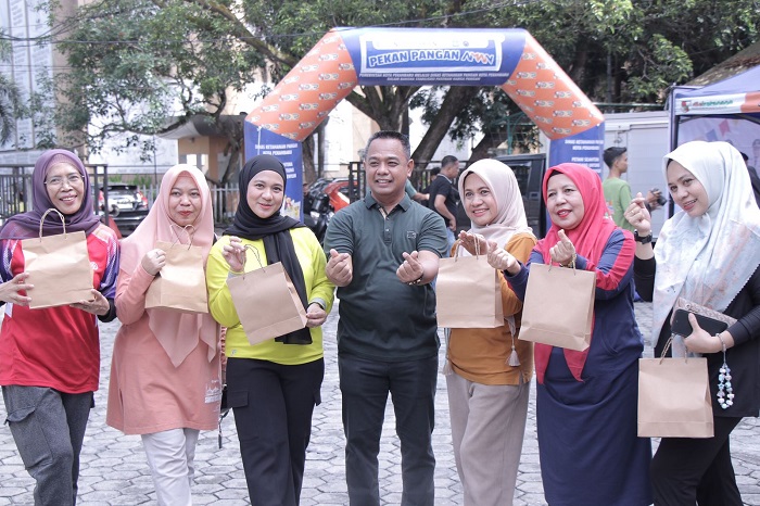 Sebelum Berbelanja di Pekan Pangan AMAN, Warga Diajak Lakukan Senam Sehat   di Cut Nyak Dhien