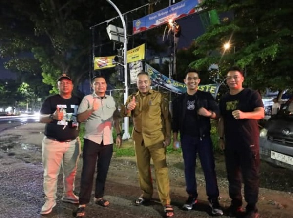 Bapenda Pekanbaru Mulai Tertibkan Tiang Reklame di Tuanku Tambusai
