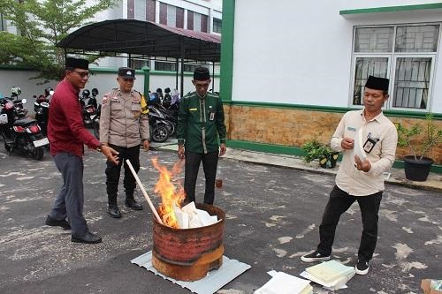 Kantor Kemenag Bengkalis Musnahkan  Ribuan Buku dan Dokumen Nikah