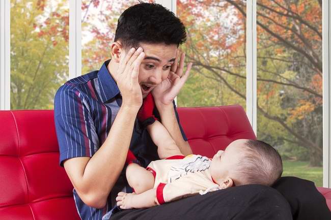 Para Ayah Harus Tahu Cara Mengatasi Bayi Menangis. Begini Caranya!