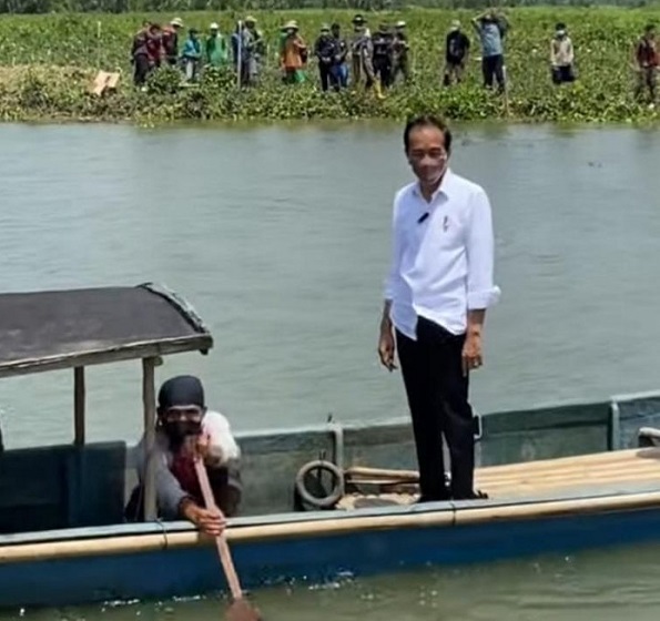 Jokowi Naik Perahu Seberangi Sungai untuk Sapa Warga Cilacap