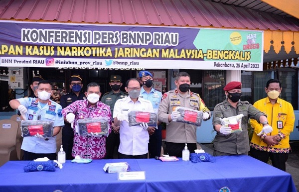 BNNP Riau Amankan Tiga Jaringan Internasional Terkait  Sabu 8.890 Gram