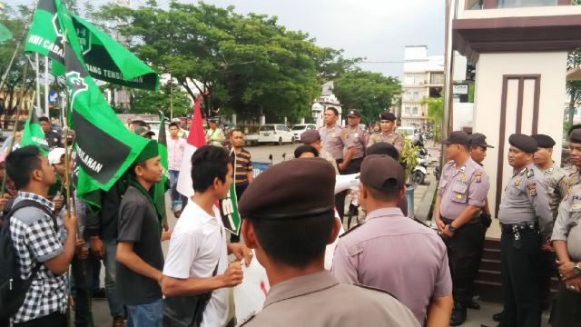 Tuntut Saut KPK Mundur, HMI Tembilahan Aksi di Depan Mapolres Inhil