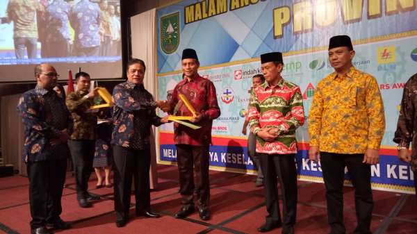 Pemko Pekanbaru Terima Penghargaan Kategori Pembina Terbaik K3