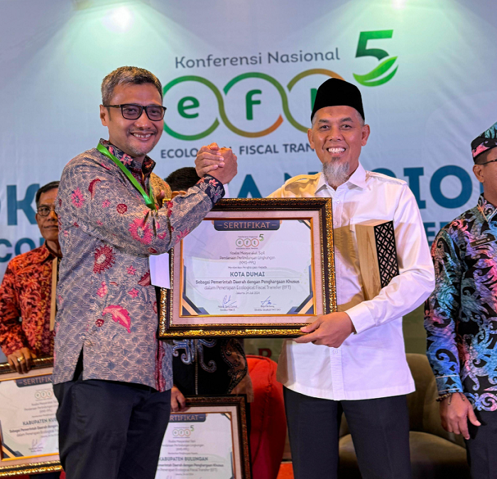 Wako Terima Piagam Penghargaan dalam Konferensi Nasional Ecological Fiscal Transfer ke-5