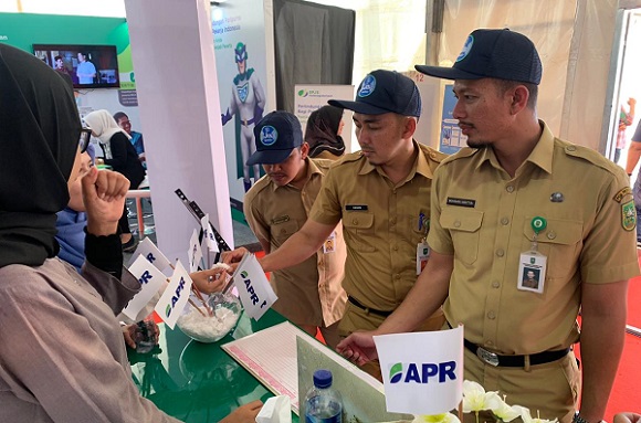 Asia Pacific Rayon Memperkenalkan Serat Kayu Menjadi Serat Benang di Ajang  Riau Expo 2019