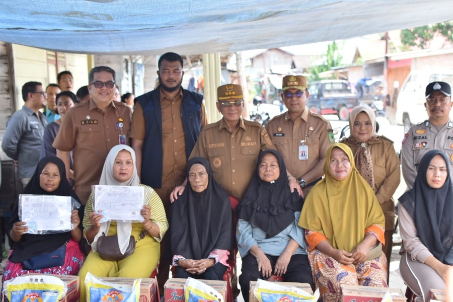 Tinjau Korban Kebakaran di Jalan Sepakat Bulan, Bupati H. Bistamam Pastikan Pemkab Rohil Siap Fasilitasi Pemulihan