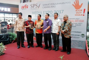 Bupati Inhil Terima Award Media Relationship dari SPS Riau