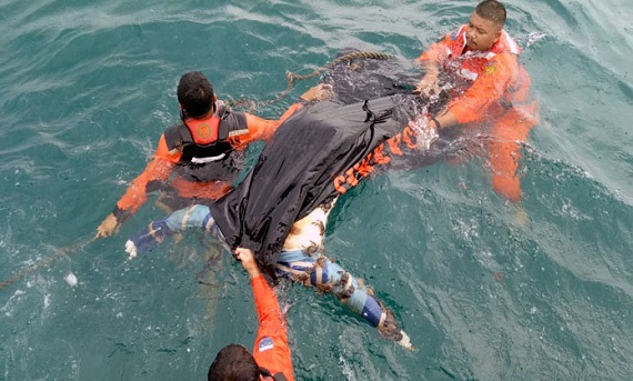 Diikat Nilon  dan Mulut Dilakban,Ini Foto-foto  Dua Mayat Terikat Kaki dan Tangan di Buang di Pulau Pandan