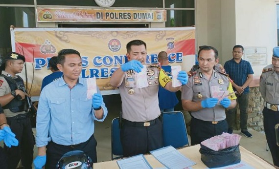 Simpan Uang 'Kriminal'  Rp500 Juta dalam Kaleng dan Plastik Asoy,  Dua Pria dan Seorang Oknum Brigadir Polisi di Bengkalis  Ditangkap