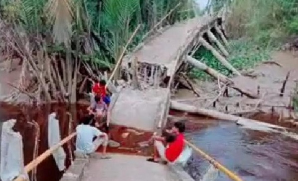 Jembatan antar Desa di Seberang Sanglar Reteh Ambruk, Begini Penampakannya...