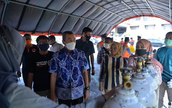 Syamsuar  Tinjau Pengisian dan Bongkar Muat Tabung Oksigen Asiana Gasindo di Kantor Gubernur